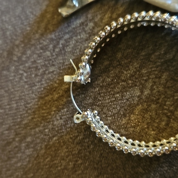 3/$30 VTG Mismatched Silvertone Pearl Drop Hoop Earrings - Picture 6 of 6